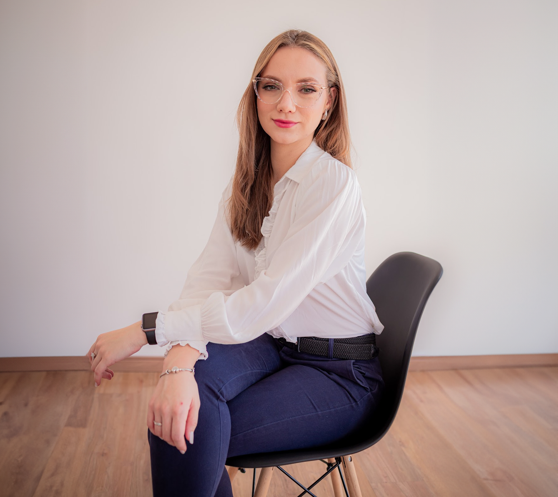 Olá, eu sou a Emilly Hennemann! Sou psicóloga (CRP 08/39656), apaixonada por acompanhar mulheres em seus processos de transformação.