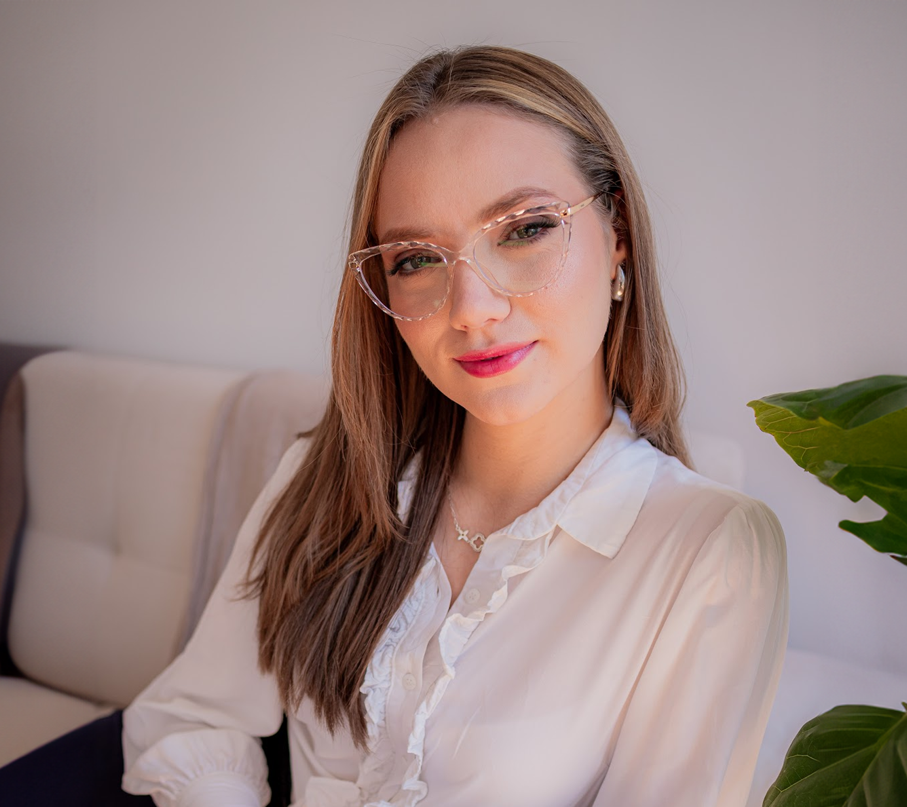 Emilly Hennemann, psicóloga especializada em acompanhar mulheres em processos de transformação